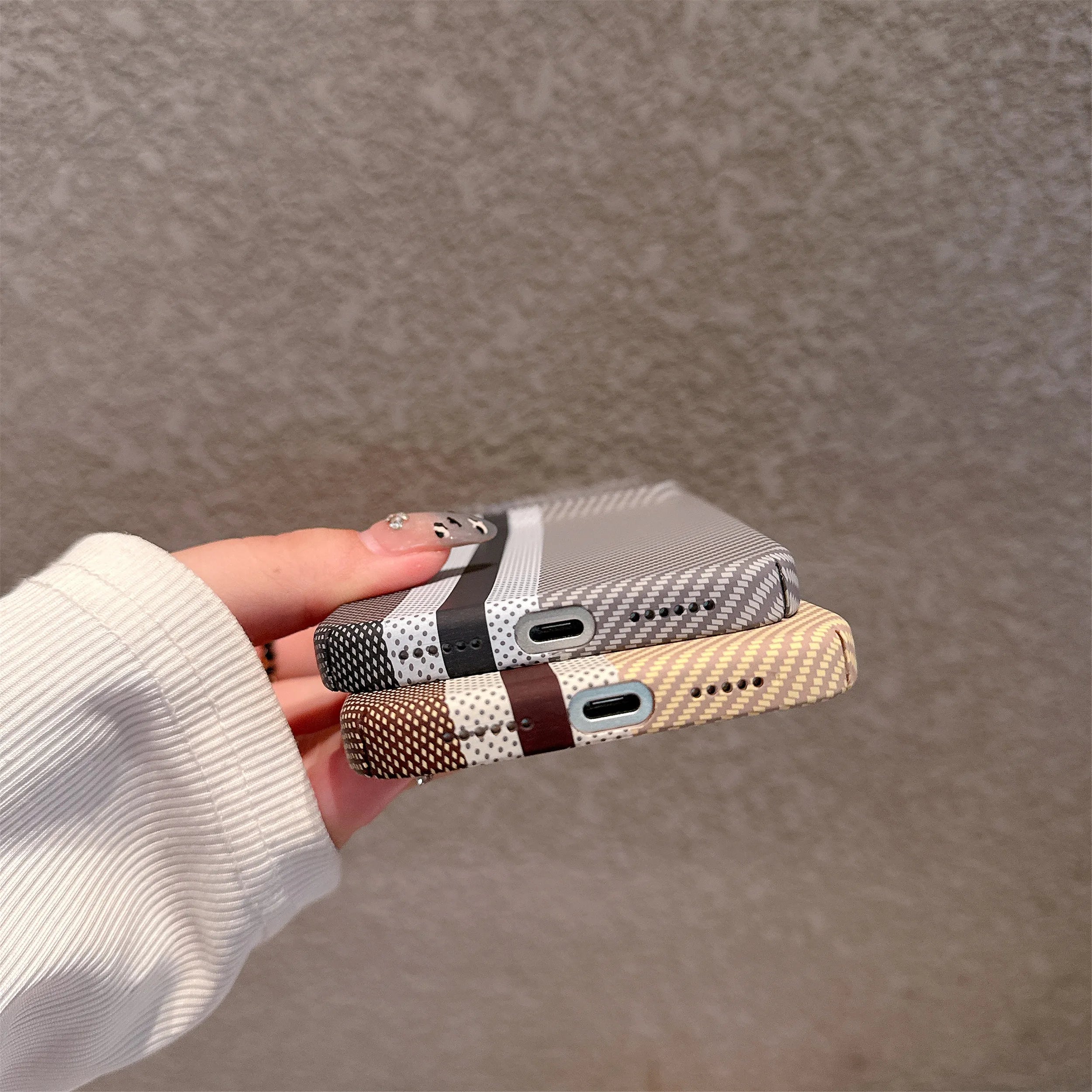 Kevlar Carbon Fiber Stripe Case for iPhone 17/16| Shockproof Anti-Slip MagSafe Ready 💪📱